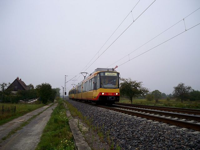 Tw 902 + Tw 8?? fahren als S32 nach Menzingen. Aufgenommen an der BK Basheide am 19.9.2009