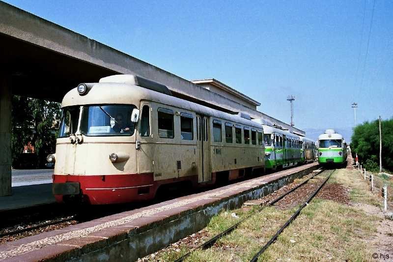 Tw ADe 304, ADe 17 und Stw RPe 102 sowie ein weiterer Tw der Reihe ADe 01 - 20 auf dem Nachbargleis in Cagliari-Monserrato (14. September 1989). Die diesel-elektrischen Triebwagen ADe 301 - 306 wurden 1959 von OMS/Fiat/TIBB an die FMS f�r deren Schmalspurstrecken im S�dwesten der Insel geliefert. Als die FMS ihren Betrieb 1975 einstellten, �bernahmen die FCS die Wagen, die mit den schon vorhandenen Triebwagen ADe 01 - 20 von 1957 nahezu baugleich waren.