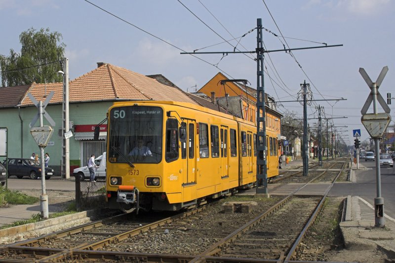 TW6000 1573 berquert den Bahnbergang in Kispest.