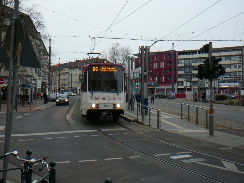 TW9372 und TW9358 am 15.02.2009 an der Haltestelle Konrad-Adenauer-Platz (B Straenbahn) aufgenommen. An diesem Tag war die Stadtbahnstrecke zwischen Heussalle/Museumsmeile und Bad Godesberg/Stadthalle wegen Bauarbeiten an der Tunnelverlngerungen in Hhe der Haltestelle Deutsche Telekom/Ollenhauerstrae gesperrt. Die Stadtbahnwagen der Linie 66 fuhren vom Hauptbahnhof nach Bad Honnef teilweise ber die Straenbahnstrecke in Beuel.