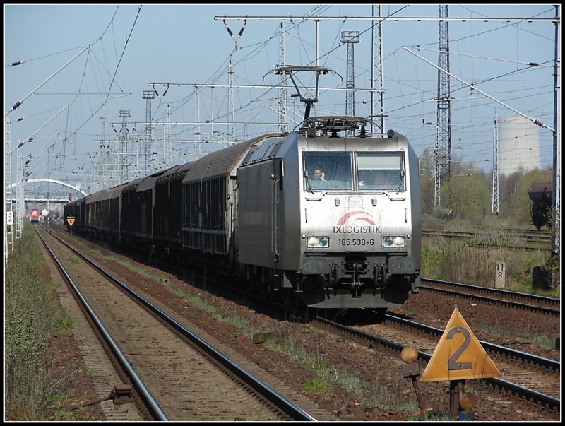 TXL 185 538 die leider sehr verdreck daherkam mit einem GZ bei der Ausfahrt aus dem Rostocker Seehafen. Aufgenommen am 12.04.07