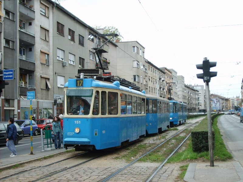 Typ 101 - Linie 17 auf die Haltestelle Tukanova.