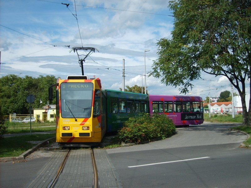Typ 2100 als Linie 5 auf die Endhaltestelle Heinzelova. Jetzt fhrt Linie 5 bis zur Kvaternik Platz, weil er renoviert ist.