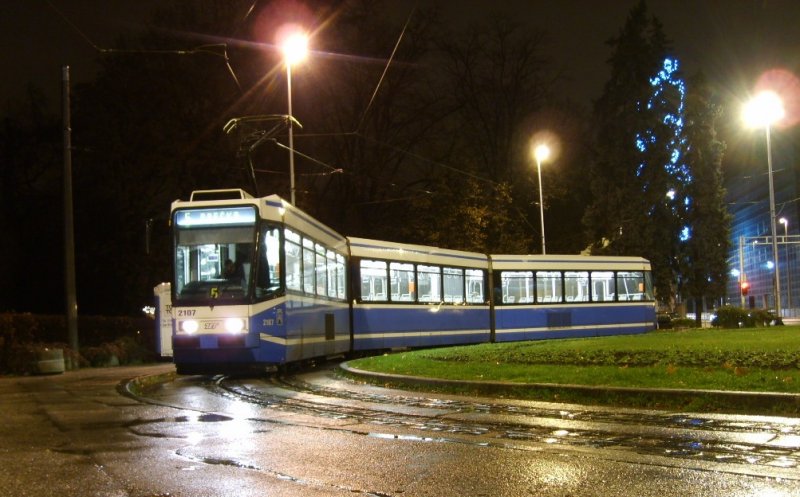Typ 2100 als Linie 5 auf der Endhaltestelle Maksimir.