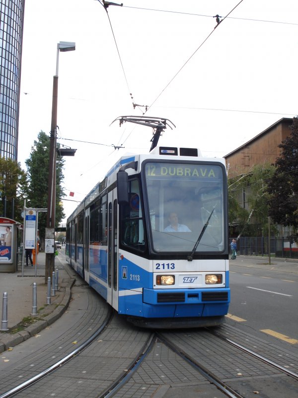 Typ 2100, linie 12 auf die Haltestelle Tehnički muzej.