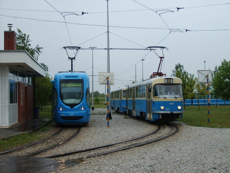 Typ 2200 als Linie 17 und Typ T4 als Linie 5 auf die Endhaltestelle Prečko.