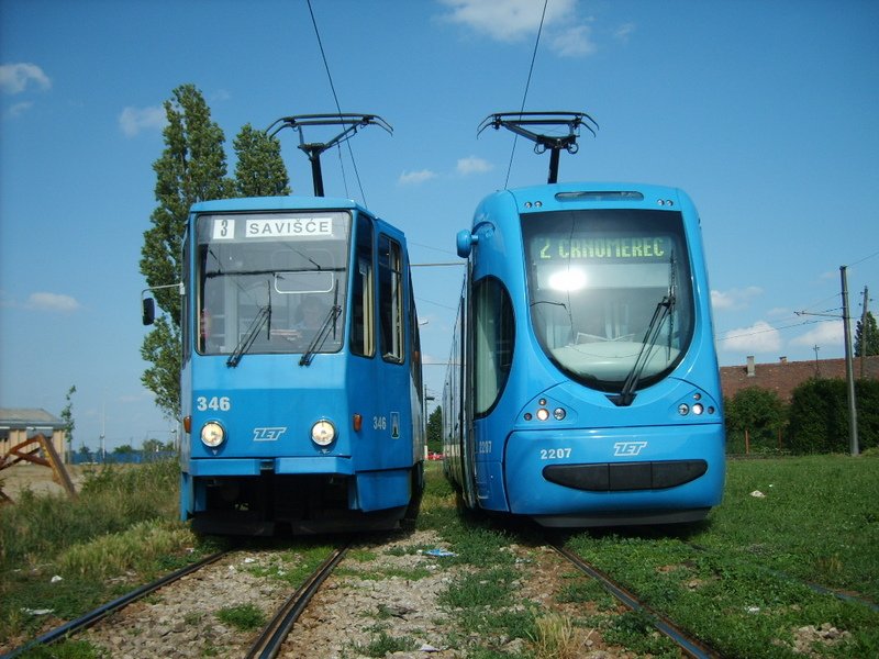 Typ ČKD KT4 (Linie 3) und 2200 (Linie 2) auf die Endhaltestelle Saviće.