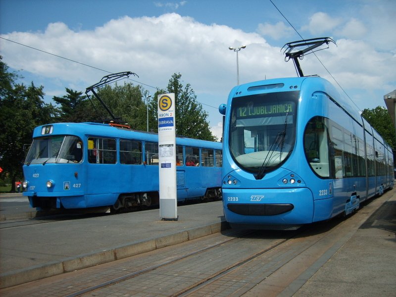 Typ ČKD T4 (Linie 7) und 2200 (Linie 12) auf die Endhaltestelle Dubrava.