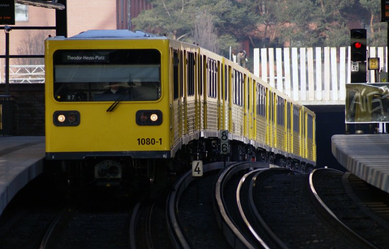 Typ GI/1E ( Kleinprofil ) Einfahrt U-Bahnhof Mendelssohn-Bartholdy-Park. 