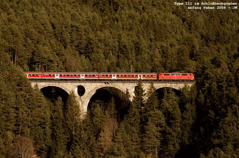 Type 111 auf dem Schlobachgrabenviadukt, nchstens erreicht der Zug Hochzirl. Anfang Feber 2008 kHds