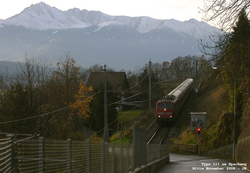 Type 111 geleitet ihren bunten Zug Innsbruck zu, ein strahlender Sonntag liegt hinter uns, einer der letzten warmen Herbsttage. Im Hintergrunde Rokogel und Rangger Kpfl, dahinter weitere Sellrainer Berge westlich des Innsbrucker Talkessels. Mitte November kHds