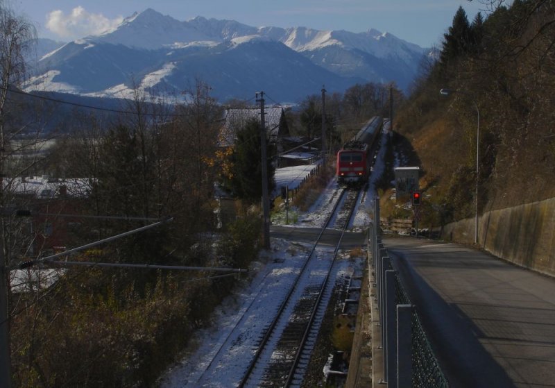 Type 111 geleitet weier Nase ihren bunten Zug durch Httinger Hnge nach Innsbruck hinunter, hier nhert sie sich der Kreuzung mit dem Speckweg, im Hintergrunde die Sellrainer Berge. Im spten November 2008 kHds