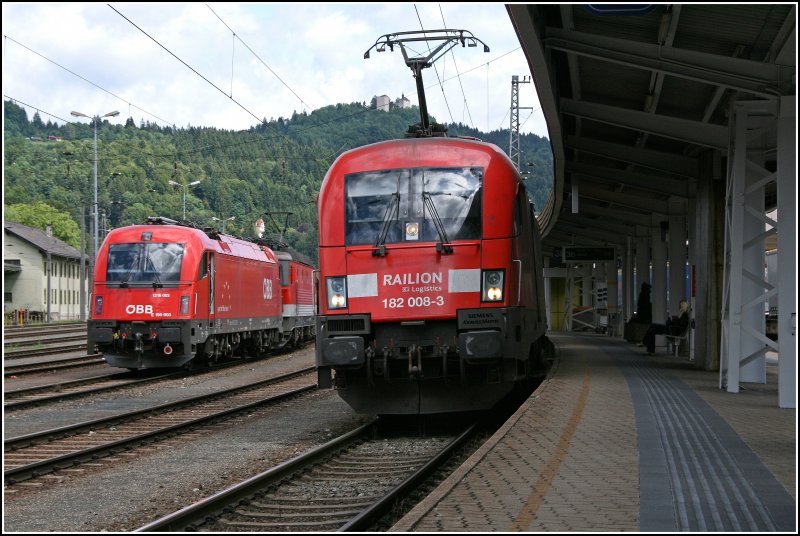 Typen Vergleich: Links die Innsbrucker 1216 003 (E190 003) und rechts die Nrnberger 9180 6 182 008-3-D-DB. (04.07.07)