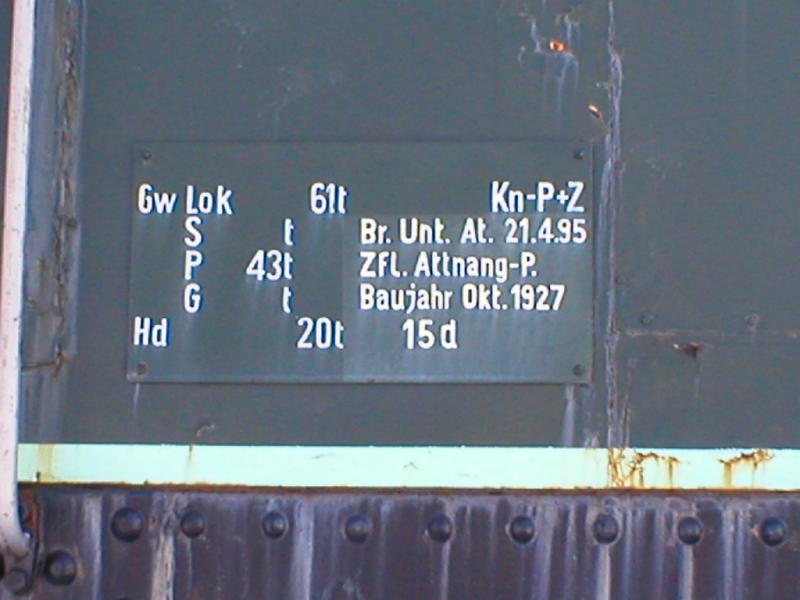  Typenschild  der Erinnerungslok 1045.12 am Bhf Attnang Pucheim (03.03.05)