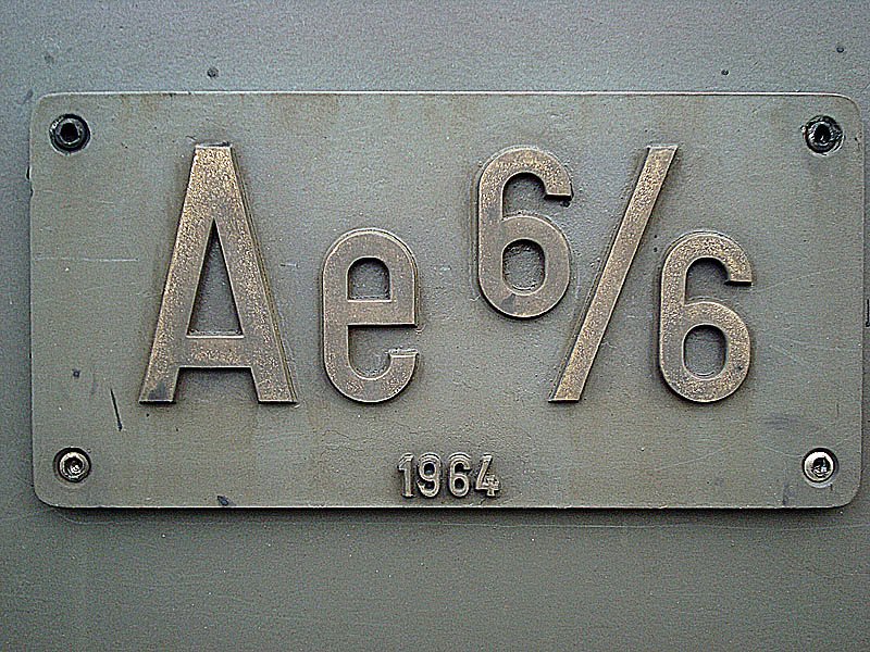 Typenschild mit Baujahr. Ae 6/6 bzw. Ae 610 489-7 Airolo, im RB Biel West, 23. Mai 2009. Zur Abwechslung mal eine Nahaufnahme.
