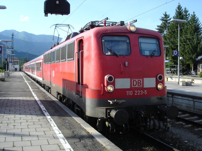 Typenvielfalt im Bahnhof Garmisch-Partenkirchen im Juli 2008 - am 25.07. steht auch die 110 223 mit zwei Nahverkehrswagen auf Gleis 4, dahinter eine weitere 110 mit zwei Wagen