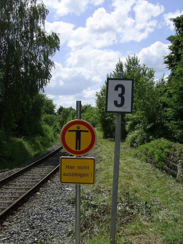 Typisch fr eine Nebenbahn ist die niedrige Hchstgeschwindigkeit. Meist sind es 30 km/h. So auch auf der von Weinheim ausgehenden Nebenbahn nach Frth im Odenwald. (Frth, 30.5.2009)