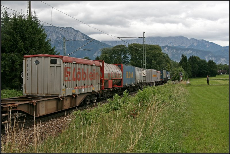 Typischer BrennerKombi (2): Doppeltaschen-Gelenkwagen der AAE und Tragwagen der Trenitalia. Beladen mit Lblein, HOYER, BULKHAUL und Bertschi AG Drrensch Containern. (06.07.07) 