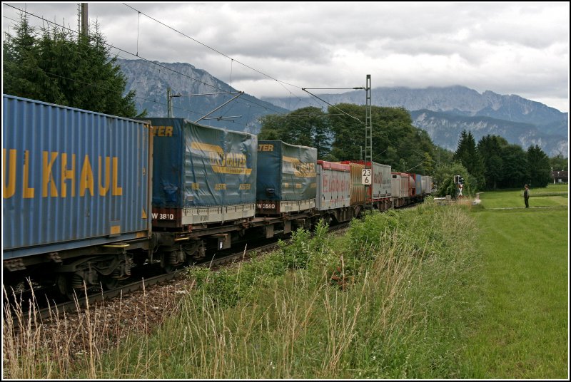 Typischer BrennerKombi (3): Tragwagen der Trenitalia und der DB sind mit LKW Walter, Lblein, Van Dijk Containern/Auflieger bzw. Wechselbrcken beladen und rollen dem Ziel Italien entgegen.