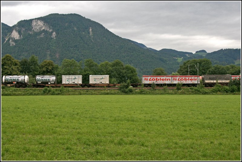 Typischer KLV-Brenner-Zug nach Italien. Auf einem Tragwagen der FS und einem Doppeltragwagen der DB sind Container von RINNEN, VECCHI ZIRONI TRANSPORTI und vom  Stammkunden  Lblein.