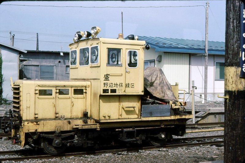 Typischer Traktor für den Streckenunterhaltsdienst auf der alten Staatsbahn. Er ist im Distrikt Morioka der Station Noheji (ganz im Norden der japanischen Hauptinsel) zugeteilt. Aufnahme in Mutsu Yokohama, 2.September 1983.