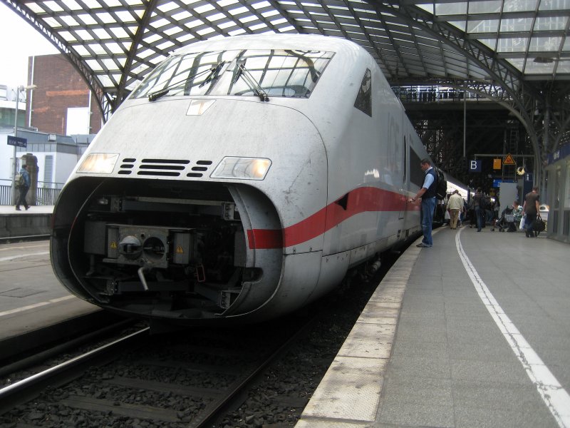 Tz 222 Eberswalde steht am 25. August 2008 als ICE 955 nach Berlin Ostbahnhof mit defekter Bugklappe in Kln HBF.