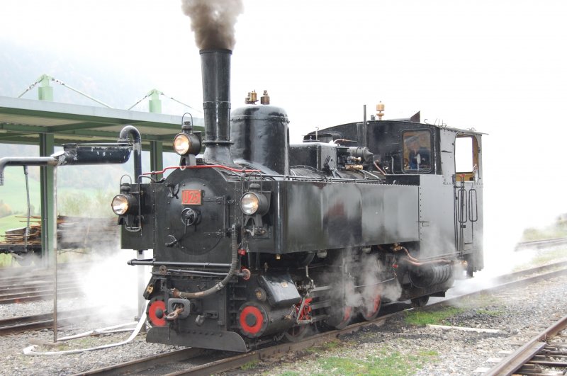 U 25 Der Bregenzerwaldbahn wieder in Betrieb. Bei der ersten Probefahrt nach dem Kessel-Neubau in Ceske Velenice CZ. Bezau am 6. 10. 2007
Der Kessel wurde an diesem Tage berhaupt das erste mal angeheizt. Also ein Roll-Out. 