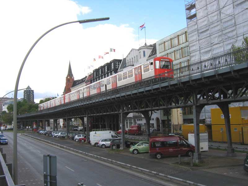 U-Bahn auf der Hochbahnstrecke zwischen Landungsbrcken und Baumwall - Hamburg, 11.05.2005