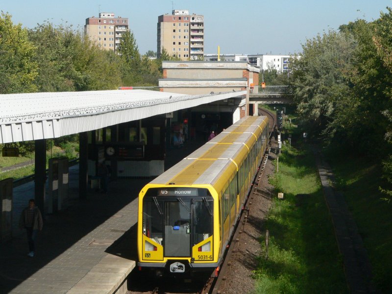 U-Bahn im Bahnhof Neue Grottkauer Strae 19.9.2009