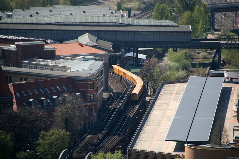 U-Bahn Berlin: Eine U2 fhrt in Richtung Gleisdreieck vom Bahnhof Mendelssohn-Bartholdy Platz kommend. Aufnahme vom Kollhoff Tower des Potsdamer Platzes.