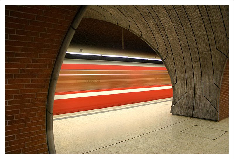 U-Bahn-Einfahrt -

Schweinau, Linie U2 (1984). Die Röhren wurden mit rotem Klinker verkleidet, dadurch wirkt der Bahnhof freundlicher als die Station  Rothenburger Straße . Es gibt zwei Querschläge zwischen den Röhren, die eine Metallverkleidung erhielten. 

04.03.2006 (M)