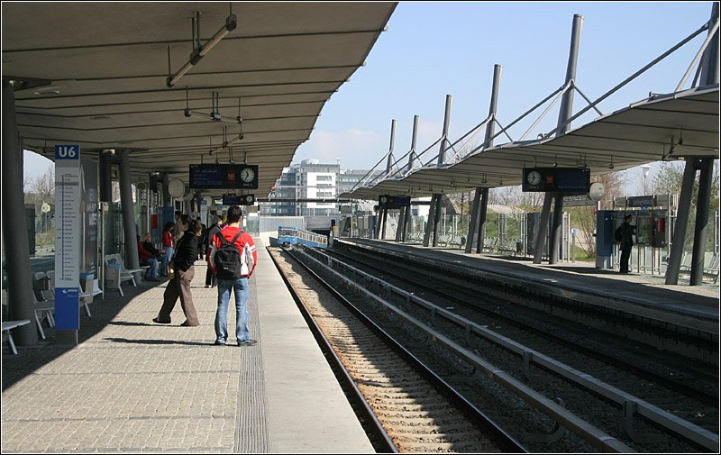 U-Bahn Garching - 

Seit 1995 gibt es diese auffällig überdachte U-Bahnstation in Garching-Hochbrück. Sie erschließt weiteräumige Gewerbeflächen. Am Bahnsteig Richtung München besteht direkter Übergang von den Bussen in die Bahn. Im Hintergrund verlässt ein U-Bahnzug den Tunnel unter dem eigentlichen Ortskern. 

02.04.2007 (M)