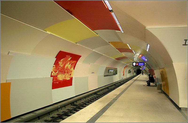 U-Bahn Garching - 

Tief unter dem Ortskern der seit 1990 zur Stadt erhobenen Gemeinde Garching befindet sich der gleichnamige U-Bahnhof. Dieser wurde in bergmännischer Bauweise (NÖT) mit zwei Bahnsteigtunnelröhren errichtet. Eröffnet wurde die Strecke durch Garching am 14.10.2006. 

02.04.2006 (M)