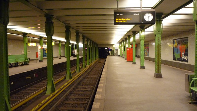 U-Bahn Haltestelle  Deutsche Oper . Hier hlt die Linie U2.