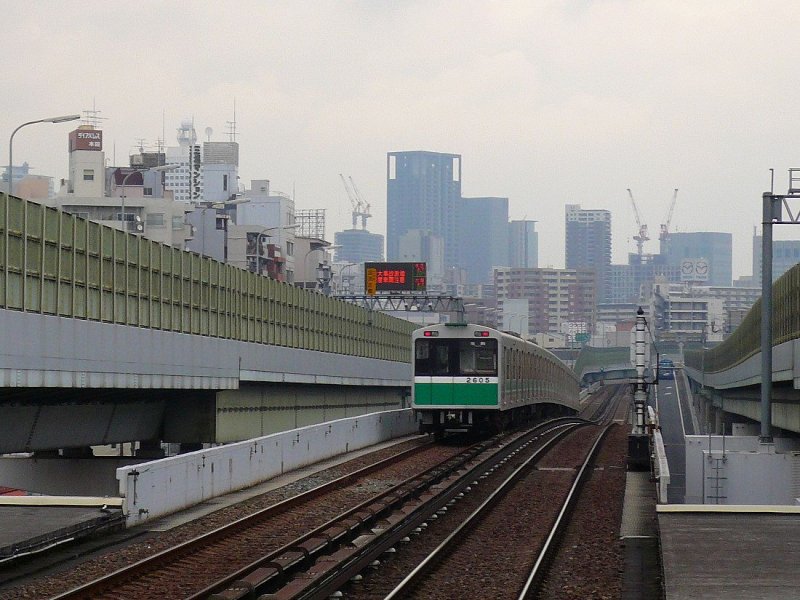 U-Bahn Osaka: Chûô-Linie, Zug 2605 der Serie 20 bei Osaka-Kujô, 4.März 2009.