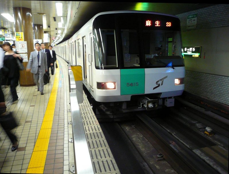 U-Bahn Sapporo: ein neuerer Zug dieser U-Bahn, die auf Gummireifen und zentraler Lenkschiene fährt; Zug Nr.15 der Serie 5000 (gebaut 1995-2000, pro Zug sechs 18m lange Einzelwagen auf zwei Drehgestellen). Sapporo Hauptbahnhof, 25.August 2008.