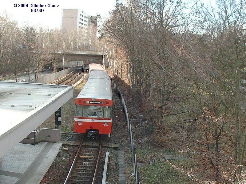 U-Bahn-Zug 501 verlt am 07.02.2004 die Station Messegelnde.