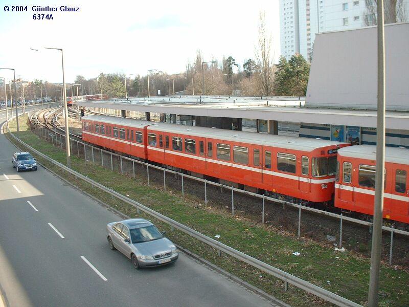 U-Bahn-Zug am 07.02.2004 in der Station Messegel�nde.
