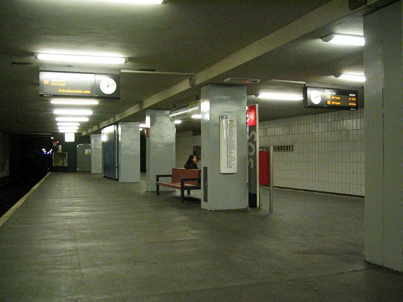 U-Bahnhof Alt-Mariendorf: Endstation der U6. Im Zuge der Verlngerung de U6 von Rmmler 1966 gestaltet, diesmal mit weissen Keramikfliessen an den Wnden, sonst ist das Aussehen dem der anderen in Tempelhof hnlich. Leider ist auch diese Station sehr dunkel. Ungewhnlich ist der rote Treppenaufgang in der Mitte. 

