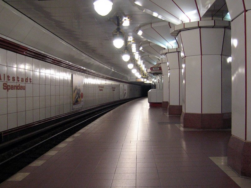 U-Bahnhof Altstadt Spandau: Von Rmmler 1984 gestalteter Bahnhof,der mit seinen rot weissen Farben an das Wappen Brandenburgs erinnert. Die Station prsentiert sich als dreischiffige Halle mit einer Doppelsttzenreihe. Planungsname war Havelstrasse.