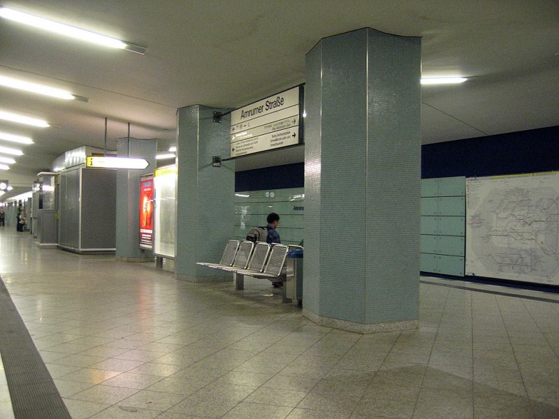 U-Bahnhof Amrumer Str.: Von Grimmek erbauter 1961 erffneter Bahnhof, nach Umbau 2004 zieren heute blaue Platten die Wnde. bergang zum Virchow Krankenhaus. Niedrige Decke von quadratischen Sttzen getragen.