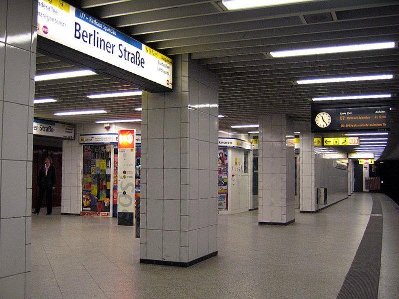 U-Bahnhof Berliner Str.: Dieser Bahnhof wurd als Umsteigstation zur U9 viel benutzt, die beiden Bahnsteige haben mit den berliner Farben rot weiss schwarz auch das gleiche Aussehen. Lediglich die Schilder und die Wandverkleidung sind geringfgig unterscheidbar. Beide Bahnsteige sind Mittelbahnsteige. Es gibt hier sogar eine Gleisverbindung zwischen den Linien U9 und U7 die aber nicht fr den Regelbetrieb benutzt wird.