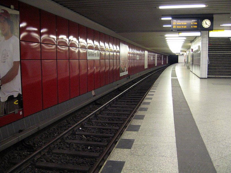 U-Bahnhof Berliner Str.:1971 erhielt das U-Bahnnetz einen bergangspunkt von U7 zu U9. Beide Stationen liegen rechtwinklig zueinander. Die U9 Bahnsteige liegen,wie auch bei Bundesplatz, neben einem Autotunnel. Da der Andrang der Menschen oft recht gross ist geht es hier manchmal sehr eng zu. Beide Stationen sehen sich sehr hnlich, rote Platten an den Wnden, mit einer schwarz weissen Schrift.