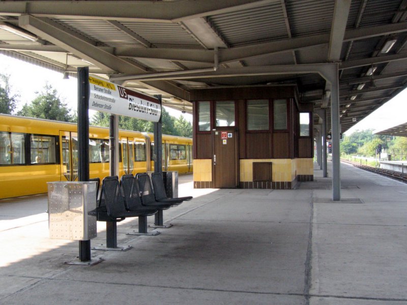 U-Bahnhof Biesdorf-Sd: 1988 wurde die Linie U5 um zwei Bahnhfe verlngert, dieses ist der erste. Westlich fhrt die Ubahn aus dem Untergrund heraus und fhrt bis zum Endpunkt Hnow als ebenerdige Bahn durch. Mit 1,8km ist der Abstand zwischen Tierpark und Biesdorf der lngste aller Strecken der Berliner U-Bahn.