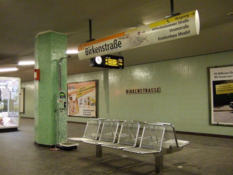U-Bahnhof Birkenstrasse: 1961 erffnet und mit hellgrnen Wandfliesen und bruchsteinchenverkleideten Treppen ausgestattet. Typisch sind die 6eckigen Sttzen, die mit kleinen gruenen Fliesen verkleidet wurden.
