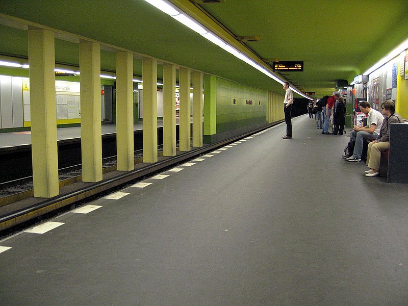 U-Bahnhof Bismarckstrasse: Entwurf Rmmler; erst ab 1978 in Betrieb genommen. Die U2 mit Seitenbahnsteig was das Umsteigen zur U7 (5m darunter mit Mittelbahnsteig) zu einer langwierigen und komplizierten Sache macht. Sttzen und eine in Grnfarben verlaufene Wand trennen die beiden Bahnsteige voneinander. Darauf der rote (!) Schriftzug der Station machen den Bahnhof zu einem Zeugnis der bunten 70er.