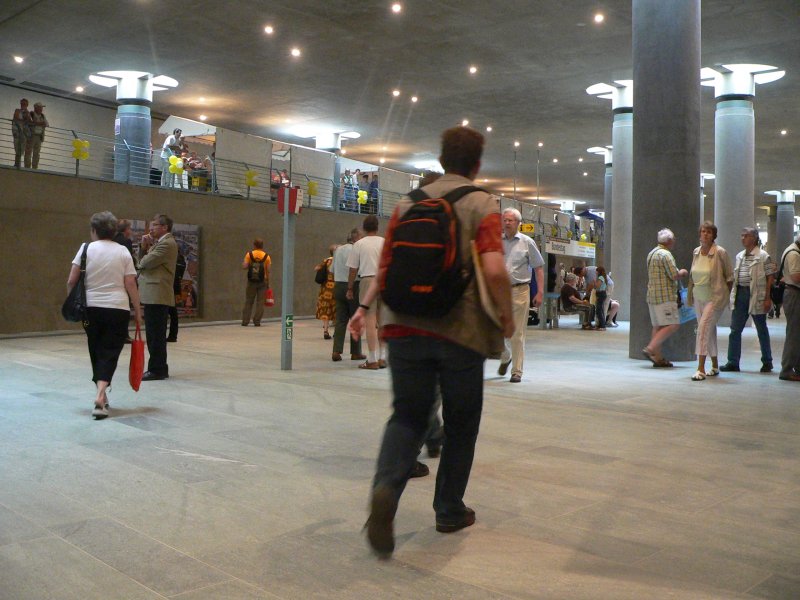U-Bahnhof Bundestag. Es gibt eine Art obere Etage, auf der man die volle Zuglnge ablaufen kann. Heute wurde sie vor allem fr Infostnde genutzt. Sehr gelungen ist der Tageslichteinfall an den Sttzpfeilern. 8.8.2009