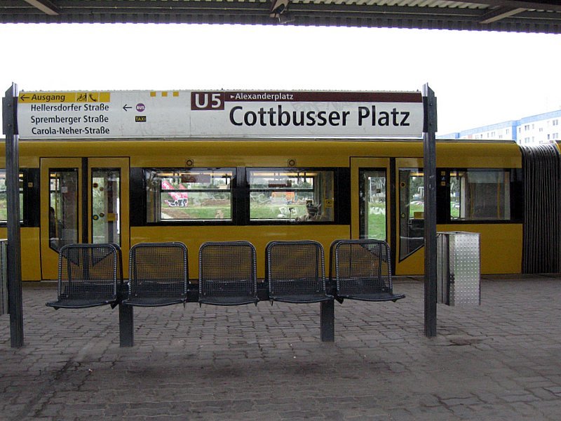 U-Bahnhof Cottbusser Platz:1989 als Hellersdorf erffnet luft die U-Bahn hier im Einschnitt wogegen die Strassenbahn darber kreuzt. Leider kommt man nun in Stadtteile die fr ihre Plattenbauten berchtigt sind und die auch nicht sehr schn aussehen.