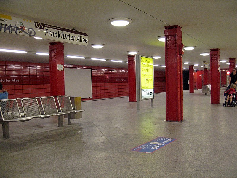 U-Bahnhof Frankfurter Allee: Dieser wichtige Umsteigebahnhof zur Ringbahn wurde 1930 erffnet und erhielt spter das Aussehen das im Design den andern Stationen hnelt, diesmal in roten Tnen.Die Station liegt an der frheren Stalinallee eine Ost-Prachtstrasse, die einst ein Heerweg nach Frankfurt/Oder war.