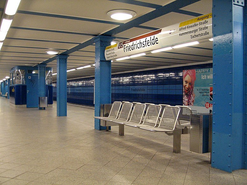U-Bahnhof Friedrichsfelde: Frher war dieser  Bahnhof Endstation der U5 bis sie ber den Tierpark verlngert wurde. Anders als bei den anderen Stationen findet sich hier kein Zwischendeck sondern der Bahnhof liegt direkt unter der Strasse wie bei den ersten Stationen blich. 